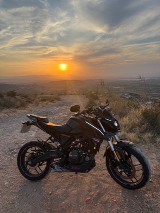 Voge 125R Negra y Rosa