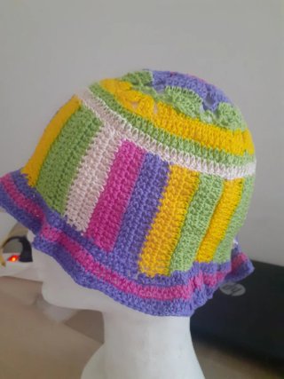 Cappello uncinetto arcobaleno
