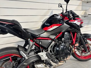 Kawasaki Z650 Naked Negra/Roj