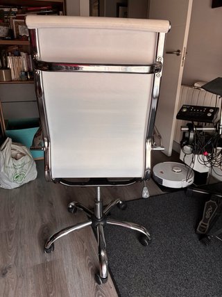 Silla de oficina blanca y plateada. Dos unidades