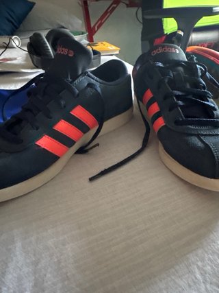 Zapatillas Adidas Negras y Rojas