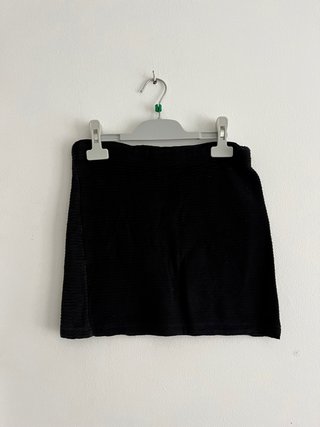 Falda negra corta texturizada