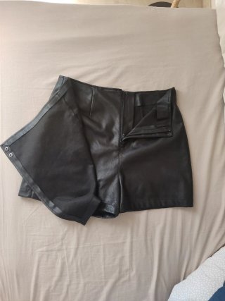 Falda pantalón efecto piel negra