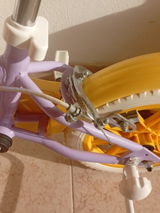 Bicicleta infantil con ruedecitas.