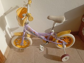 Bicicleta infantil con ruedecitas.