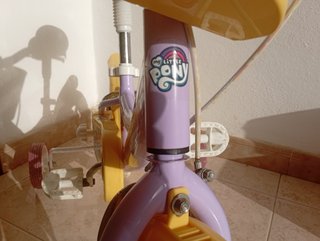 Bicicleta infantil con ruedecitas.