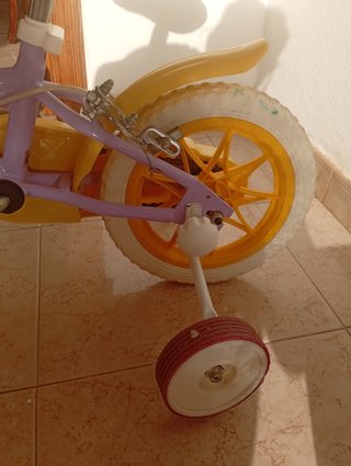 Bicicleta infantil con ruedecitas.