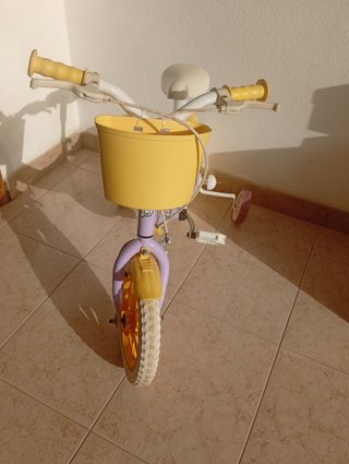 Bicicleta infantil con ruedecitas.