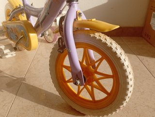 Bicicleta infantil con ruedecitas.