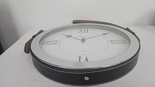 Reloj de Pared con Correa