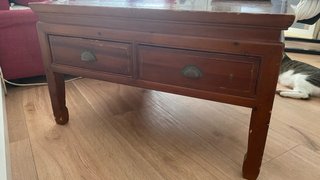 Mesa baja de madera con cajones
