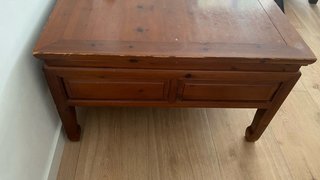 Mesa baja de madera con cajones
