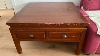 Mesa baja de madera con cajones