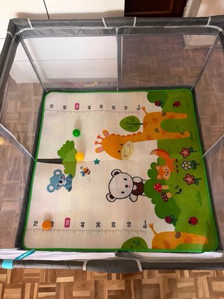 Parque infantil con alfombra reversible