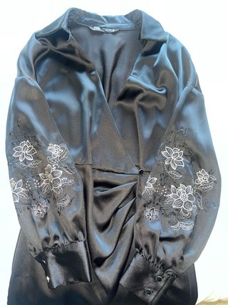 Vestido negro bordado Zara