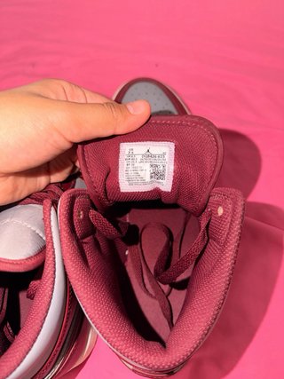 Zapatillas Jordan Mid Rojo Vino y Gris