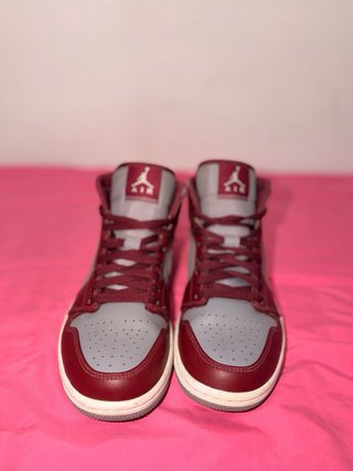 Zapatillas Jordan Mid Rojo Vino y Gris