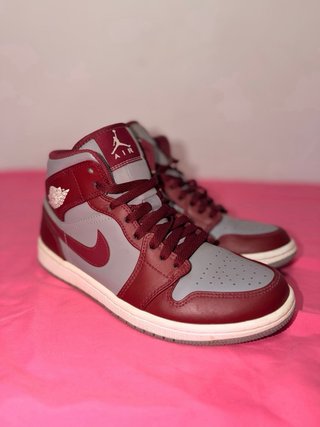 Zapatillas Jordan Mid Rojo Vino y Gris