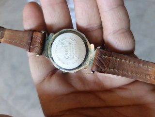 Reloj Cucci con detalles brillantes