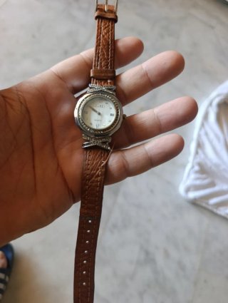 Reloj Cucci con detalles brillantes