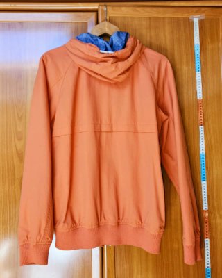 Chaqueta cortavientos naranja marca Pull&Bear