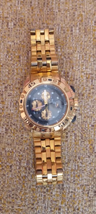 Reloj de pulsera / A wristwatch Cuatro relojes