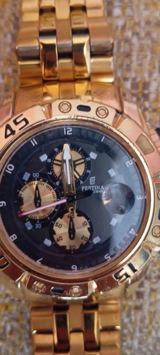 Reloj de pulsera / A wristwatch Cuatro relojes