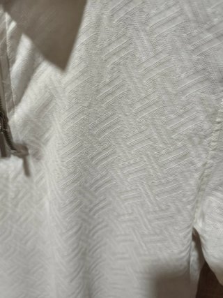 Polo blanco con cremallera.