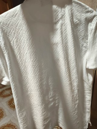 Polo blanco con cremallera.