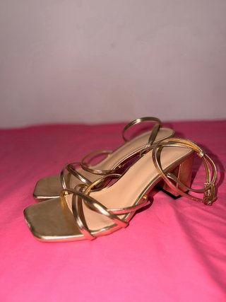 Tacones dorados de tiras