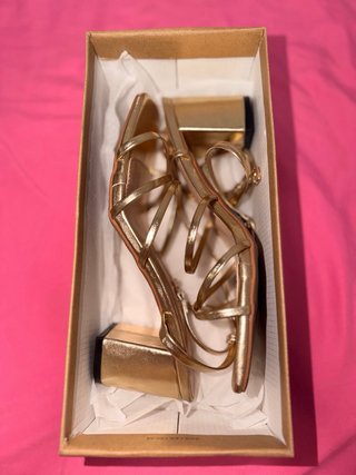 Tacones dorados de tiras