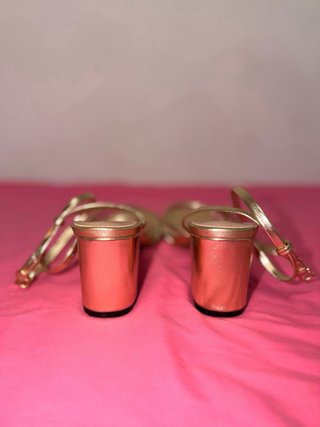 Tacones dorados de tiras