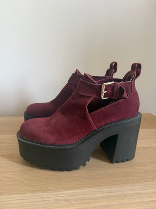 Tacones Plataforma Borgoña con Hebilla