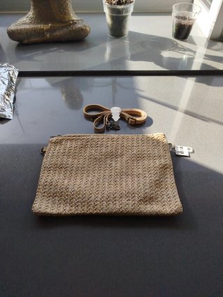 Bolso de rafia con detalles