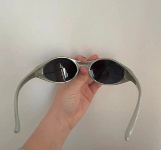 Bolso Negro Pull&Bear y Gafas NextVisión
