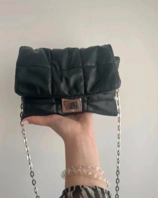 Bolso Negro Pull&Bear y Gafas NextVisión
