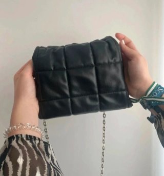 Bolso Negro Pull&Bear y Gafas NextVisión