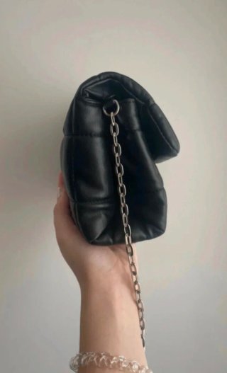 Bolso Negro Pull&Bear y Gafas NextVisión