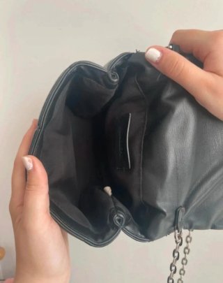 Bolso Negro Pull&Bear y Gafas NextVisión