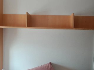 Escritorio de madera con baldas
