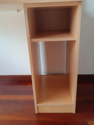 Escritorio de madera con baldas