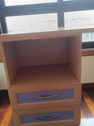 Escritorio de madera con baldas