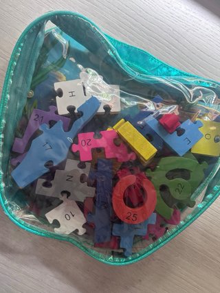 Puzzle infantil de madera con letras y números