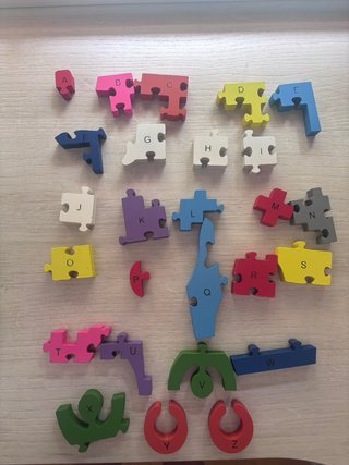 Puzzle infantil de madera con letras y números