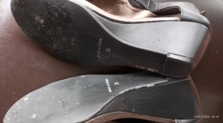 Lote de dos Sandalias doradas y en negro, de mujer