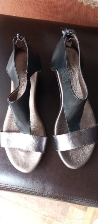 Lote de dos Sandalias doradas y en negro, de mujer