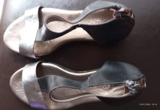 Lote de dos Sandalias doradas y en negro, de mujer