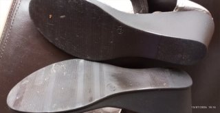 Lote de dos Sandalias doradas y en negro, de mujer