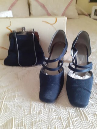 Zapatos de tacón y bolso azul marino , ideales!!