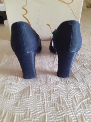 Zapatos de tacón y bolso azul marino , ideales!!